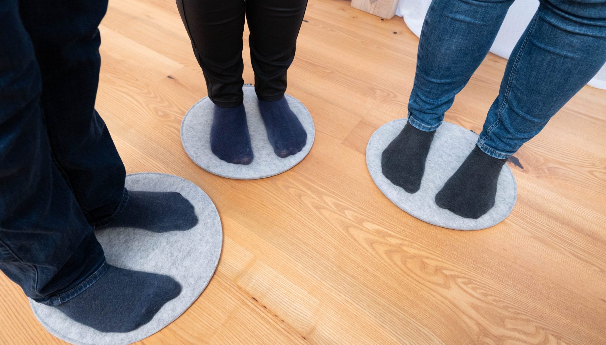 Drei Fußpaare auf dem Boden - fester Stand